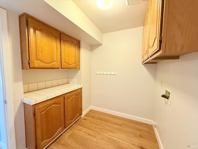 Building Photo - 861 Sonnet Dr