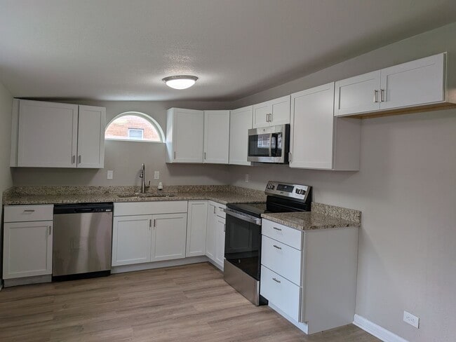 Building Photo - Cool 3 bed 2 bath House in Jeff City