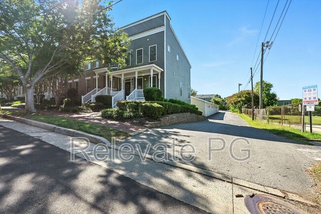 Building Photo - 811 Holly St