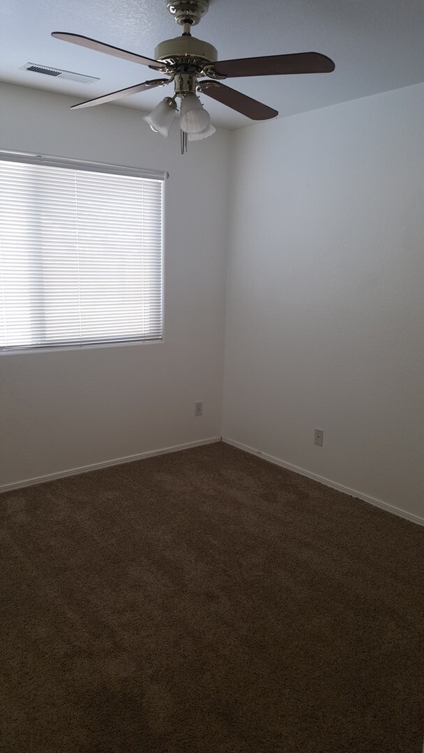 Building Photo - 4 Bedroom - 2 bath - Single Family Home in...