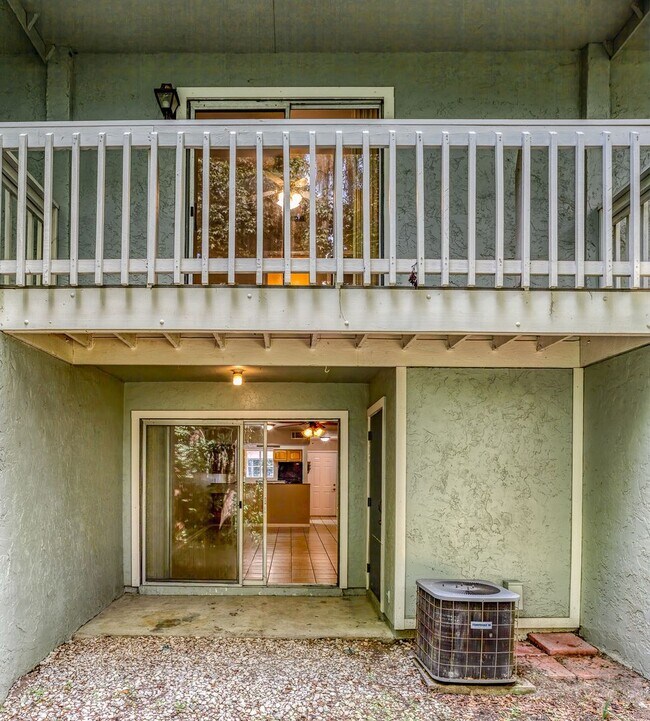 Building Photo - 2 Bedroom, 2.5 Bath Townhome In SW Pickwick Park