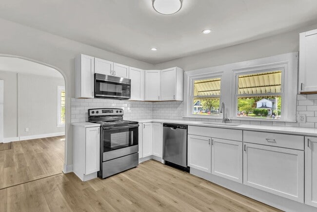 Building Photo - Bright & Updated 3-Bedroom Home Near Local Schools