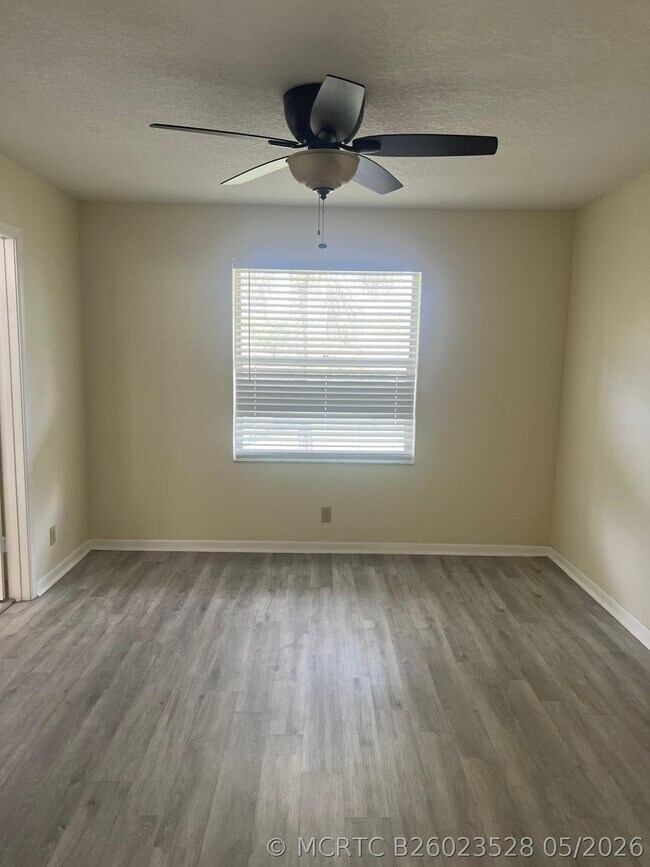 Building Photo - 9993 Three Lakes Cir