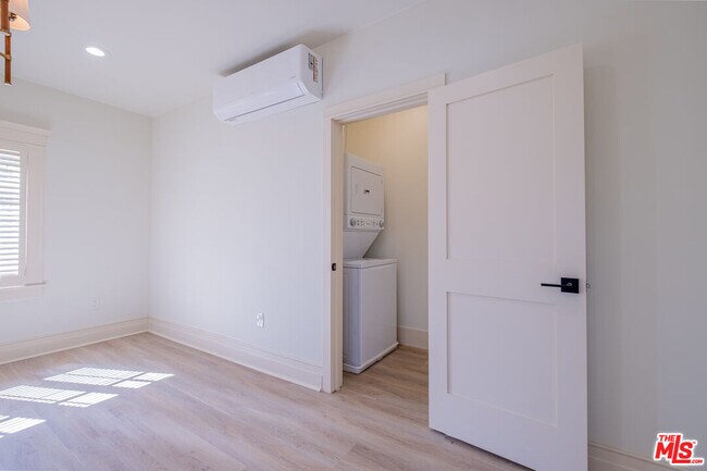 Building Photo - 216 N Catalina Ave