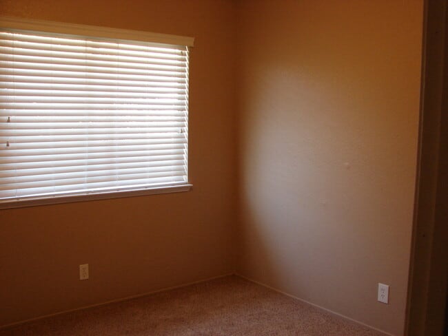 Building Photo - Cute Single Family Home in Gridley AVAILAB...