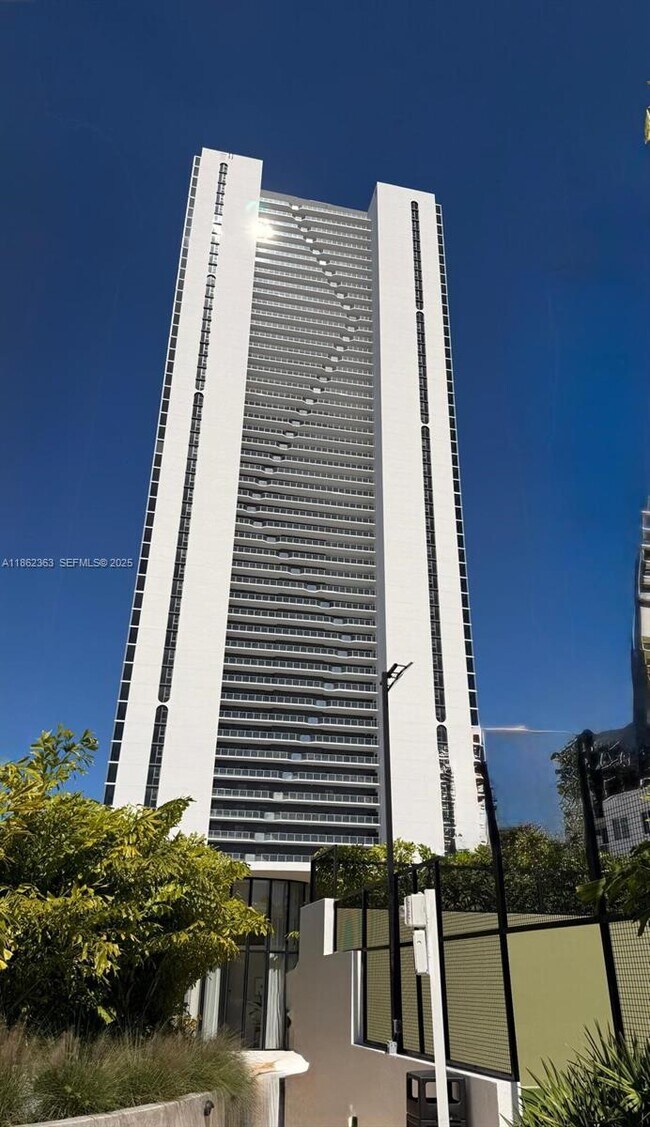 Building Photo - 700 NE 24th St