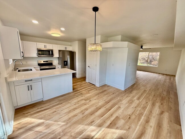 Building Photo - Remodeled 3-BR Lexington Townhome - End Unit