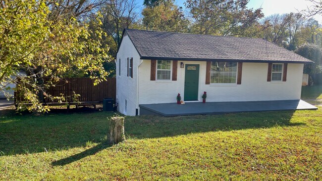 Building Photo - 820 Goldfinch Ave