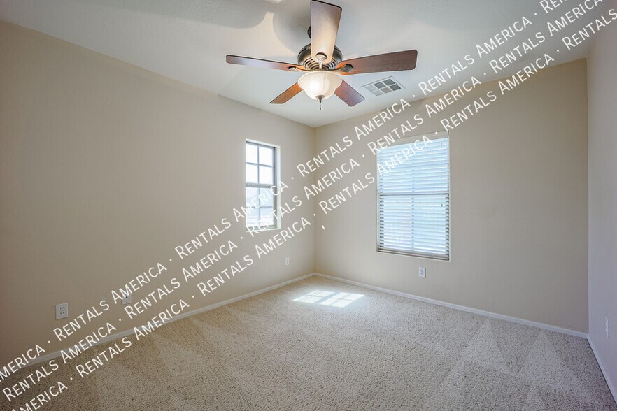 Building Photo - 3854 E Parkview Dr