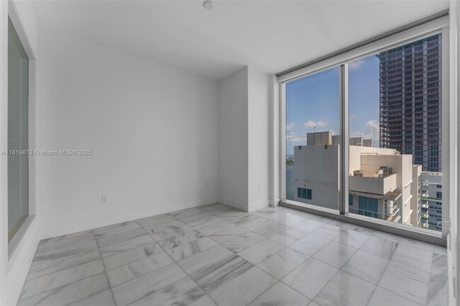 Building Photo - 700 NE 26th Terrace