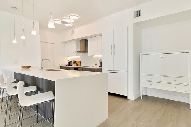 Building Photo - 111 SE 1st Ave