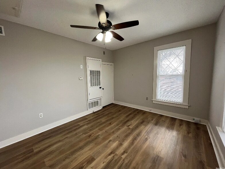Building Photo - 1020 Kavanaugh Blvd