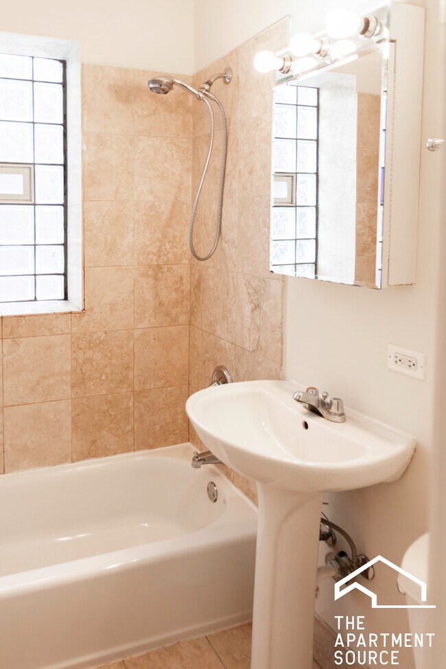 Building Photo - 1210 W Waveland Ave