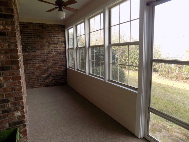 Building Photo - 806 Jamestown Ct