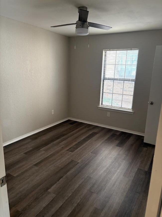 Building Photo - 1733 Crest Grove Dr