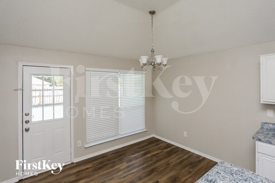 Building Photo - 2505 Hidden Springs Dr