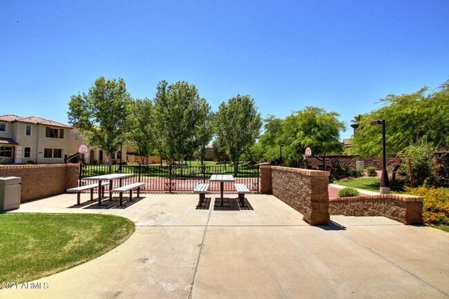 Building Photo - GORGEOUS home in THE KNOLLS at Power Ranch!