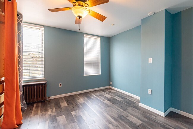 Building Photo - Three Bed Newbold Townhome