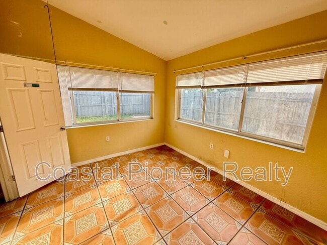 Building Photo - 1002 Golfside Ct