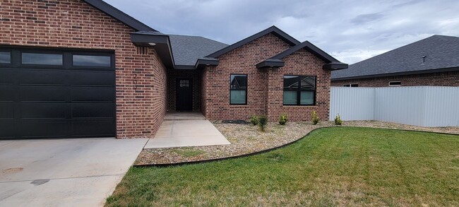 Building Photo - NEWER HOME IN THE COLONIES