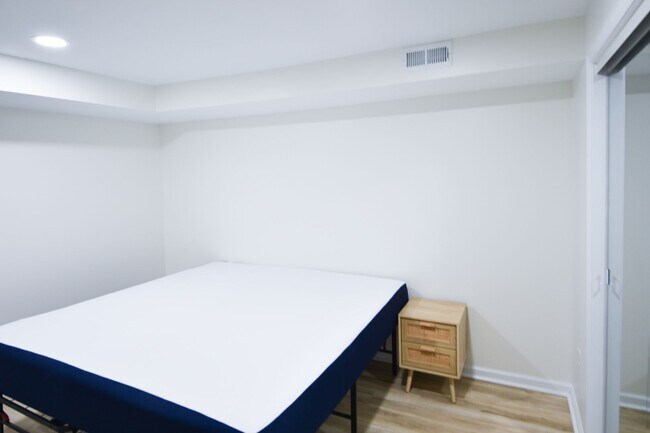 Building Photo - 5 Bedroom || 2 Bathroom - Single Family Ho...