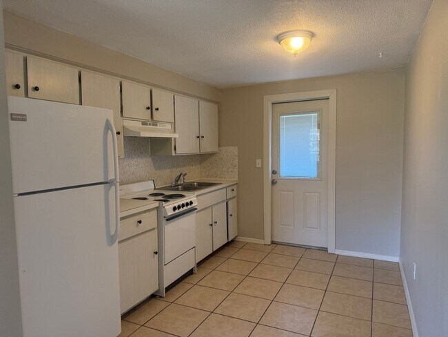 Building Photo - Palmetto Gardens 2/1 duplex