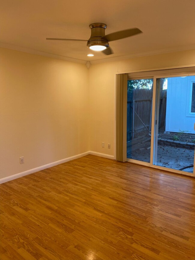 Building Photo - Newly Updated Duplex in Davis