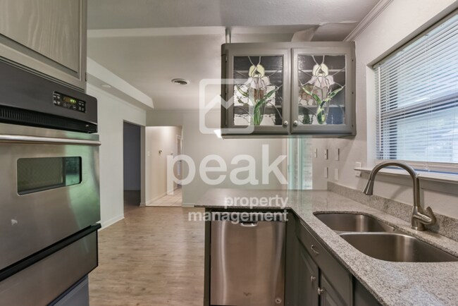 Building Photo - $1725! 3Bed home! Apply by 11/5 and save 5...