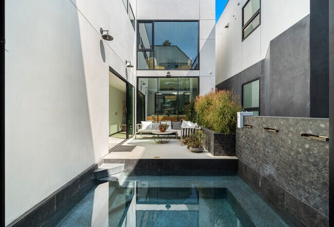 Building Photo - 838 California Ave