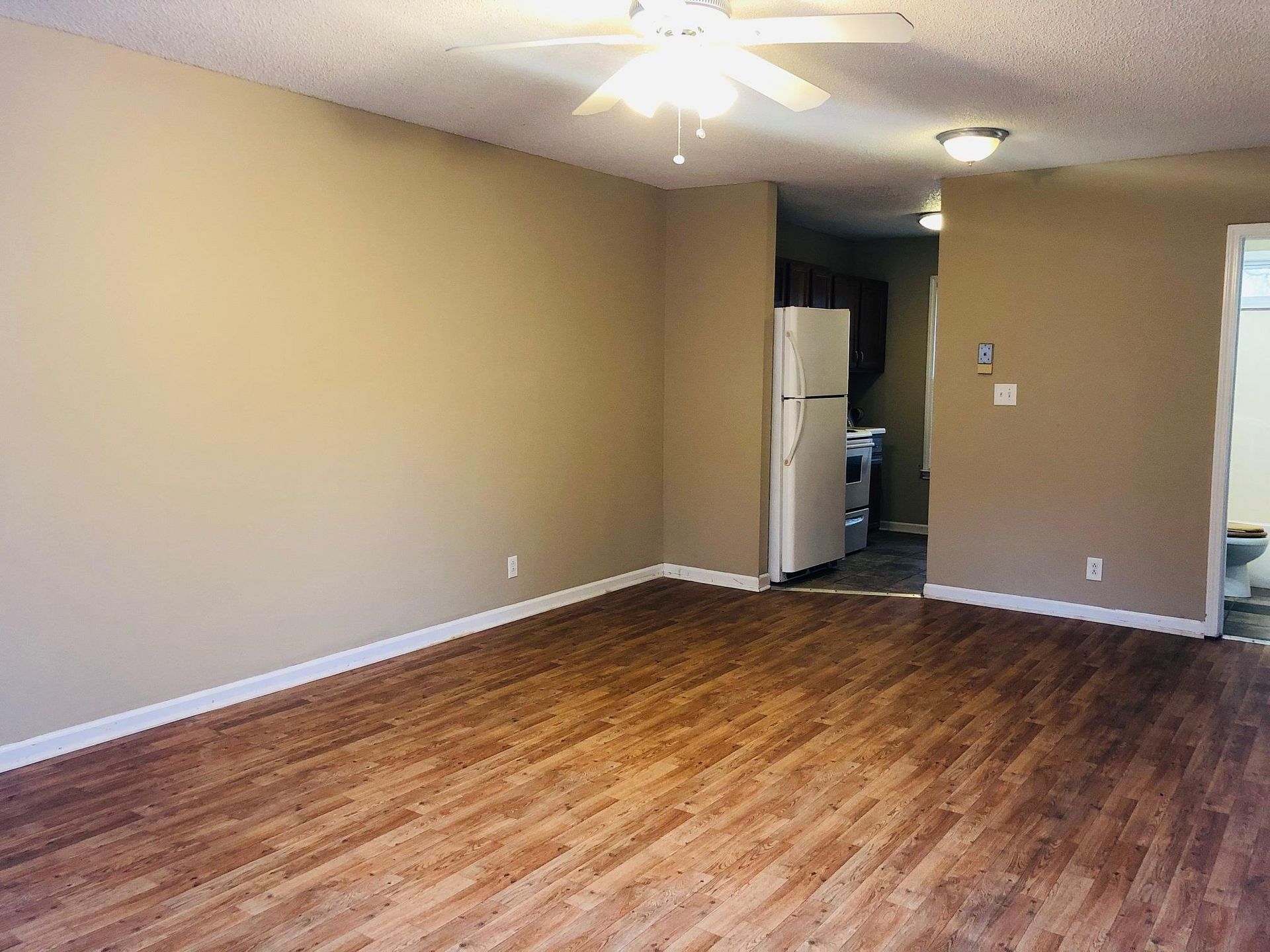 Building Photo - 506 B St