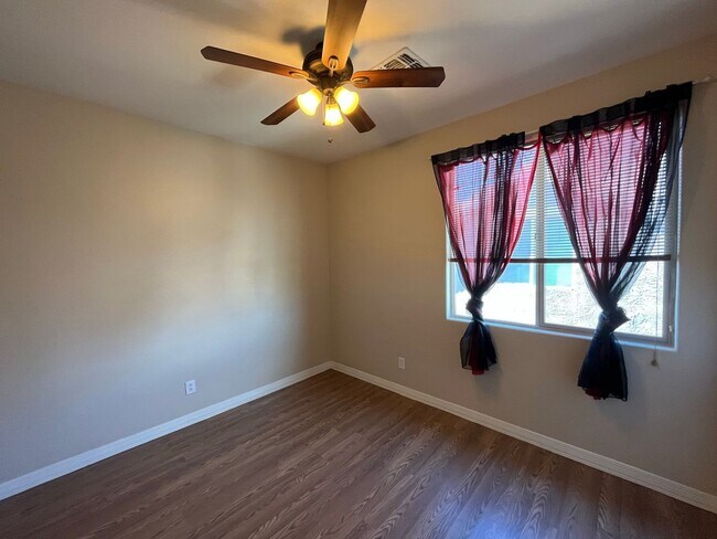 Building Photo - 5 Bedroom Home in the Montelena Neighborho...