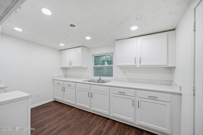 Building Photo - 920 George Cir