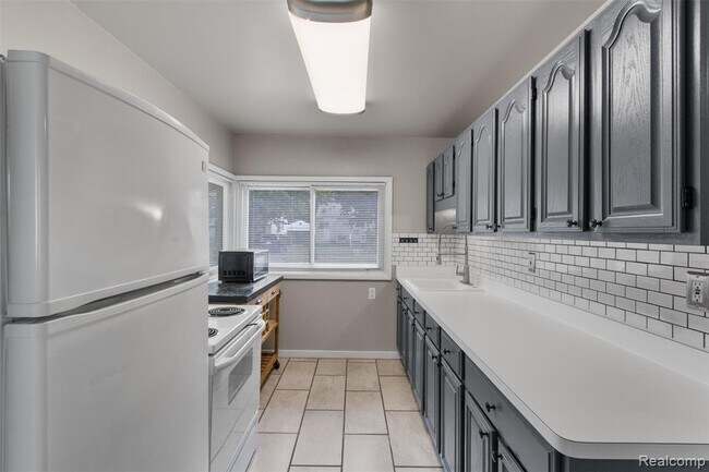 Building Photo - 27361 Delton St