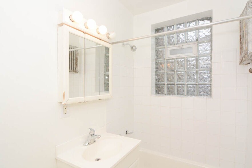 Building Photo - 545 W Wellington Ave