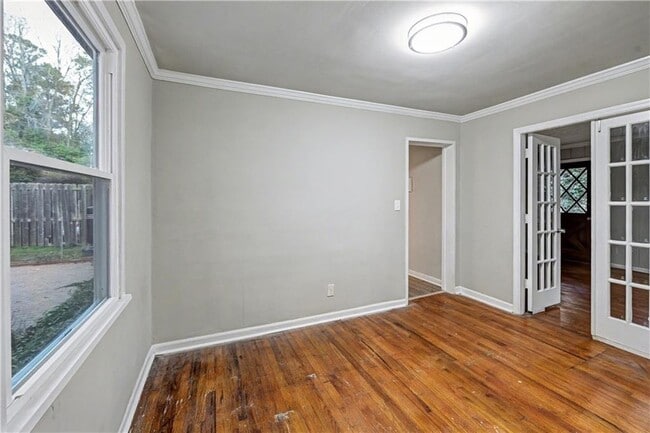 Building Photo - 2008 Shalimar Dr NE