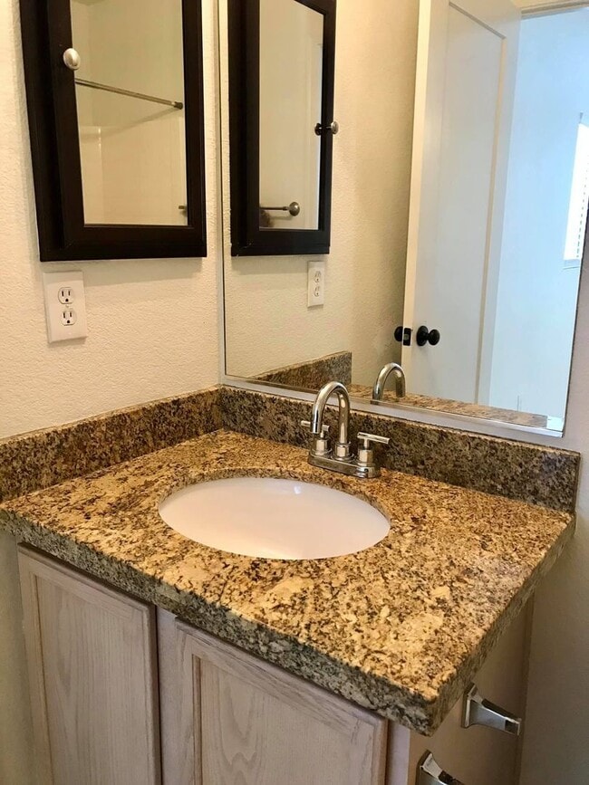 Building Photo - Spacious 3-bedroom plus den in North Phoenix