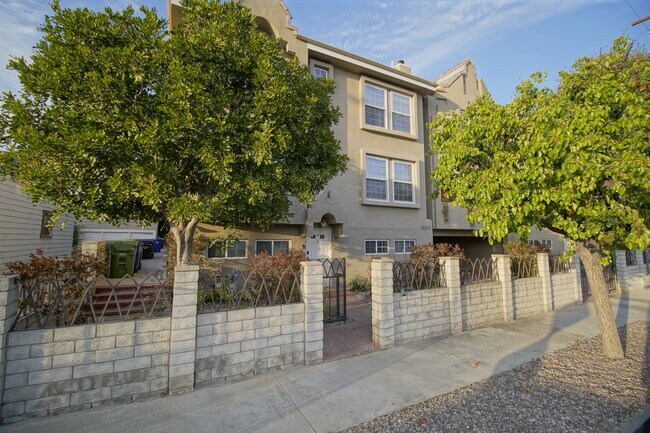 Building Photo - 10929 Landale St