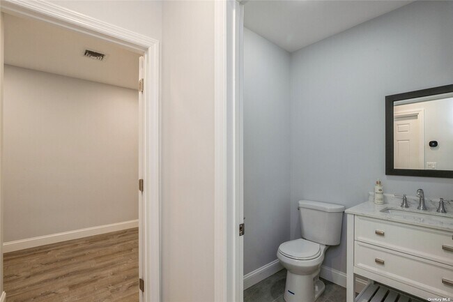 Building Photo - 534 Bellmore Rd