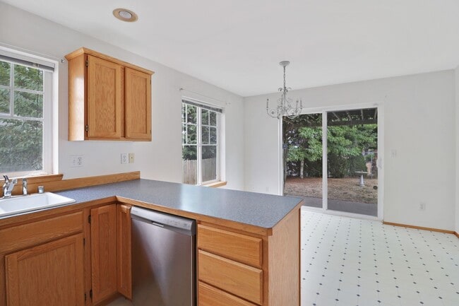 Building Photo - 2 Bed 1 Bath - Single Story - Pet Friendy - Large Backyard