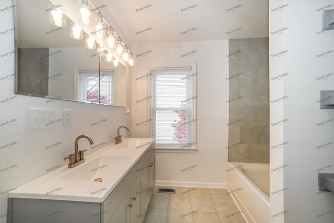 Building Photo - 2468 Meredith Dr