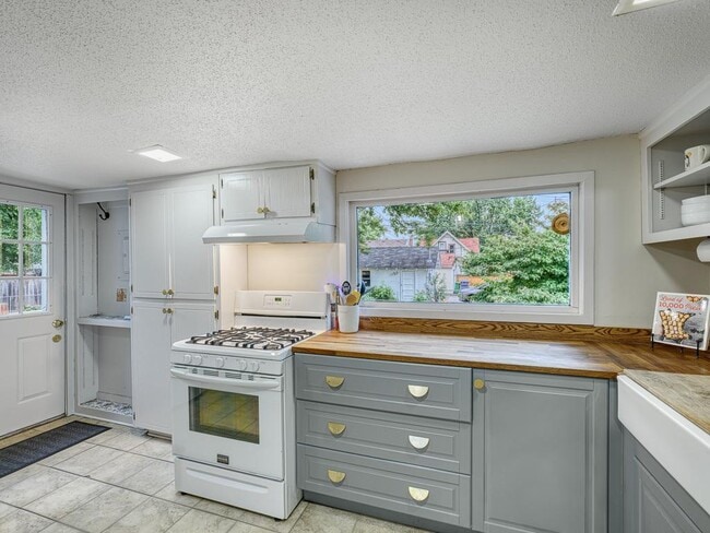 Building Photo - 43xx E Lake Harriet Blvd