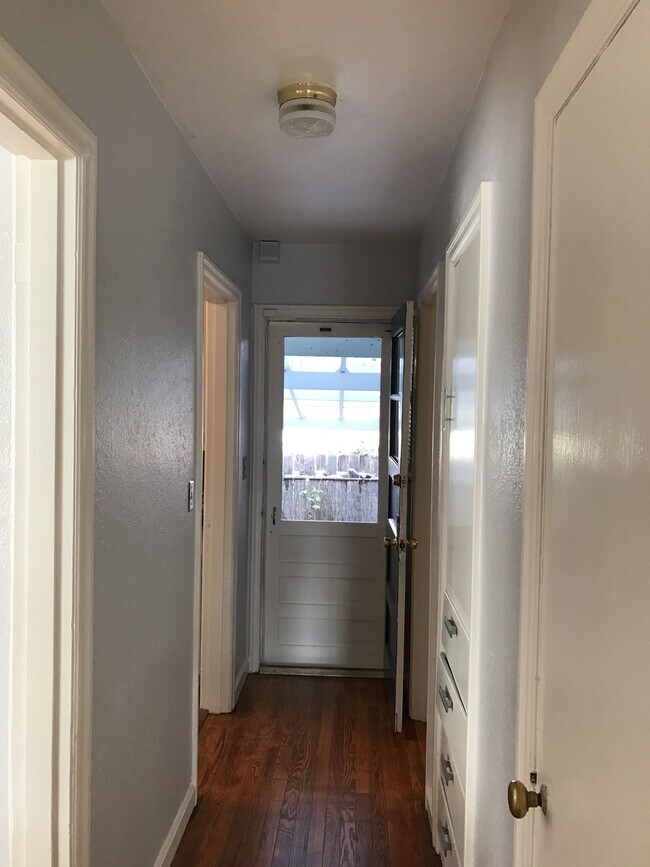 Building Photo - 913 NE Church Street