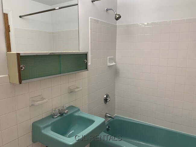 Building Photo - 5 Viking Ct