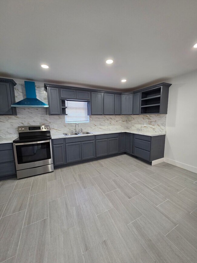 Building Photo - Just Renovated! Charming 3-Bedroom Home in...
