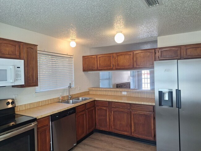 Building Photo - 3944-3946 Queens Ct
