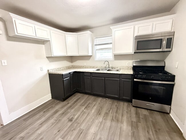 Building Photo - 705 Parkway