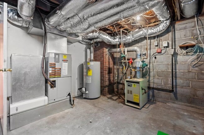 Building Photo - Classic Brick Multi-Level Home with Backya...