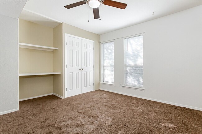 Building Photo - 5904 Sandhurst Ln