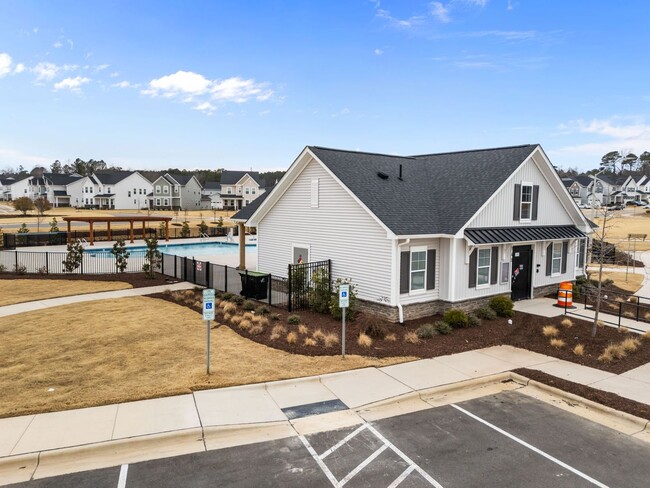 Building Photo - Charming 3BD/2.5BA Located In raleigh NC!!!