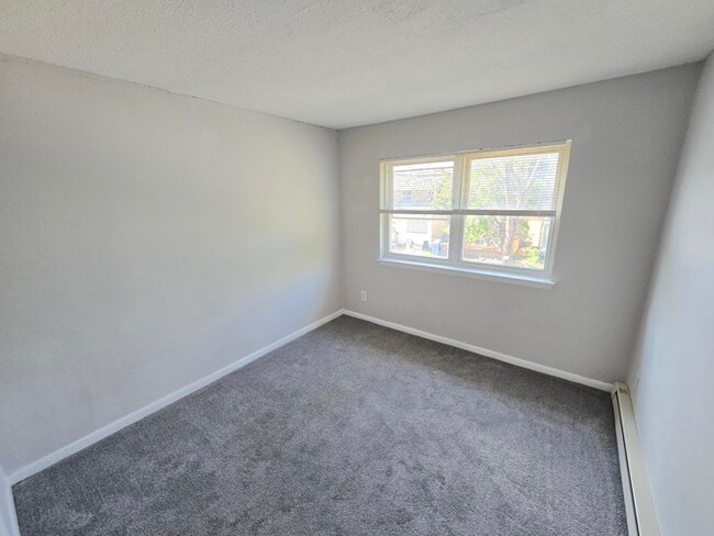 Building Photo - BEAUTIFUL TWO BEDROOM 1.5 BATHROOM APARTME...